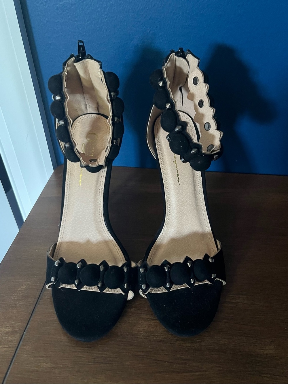 Woman's Black Pumps